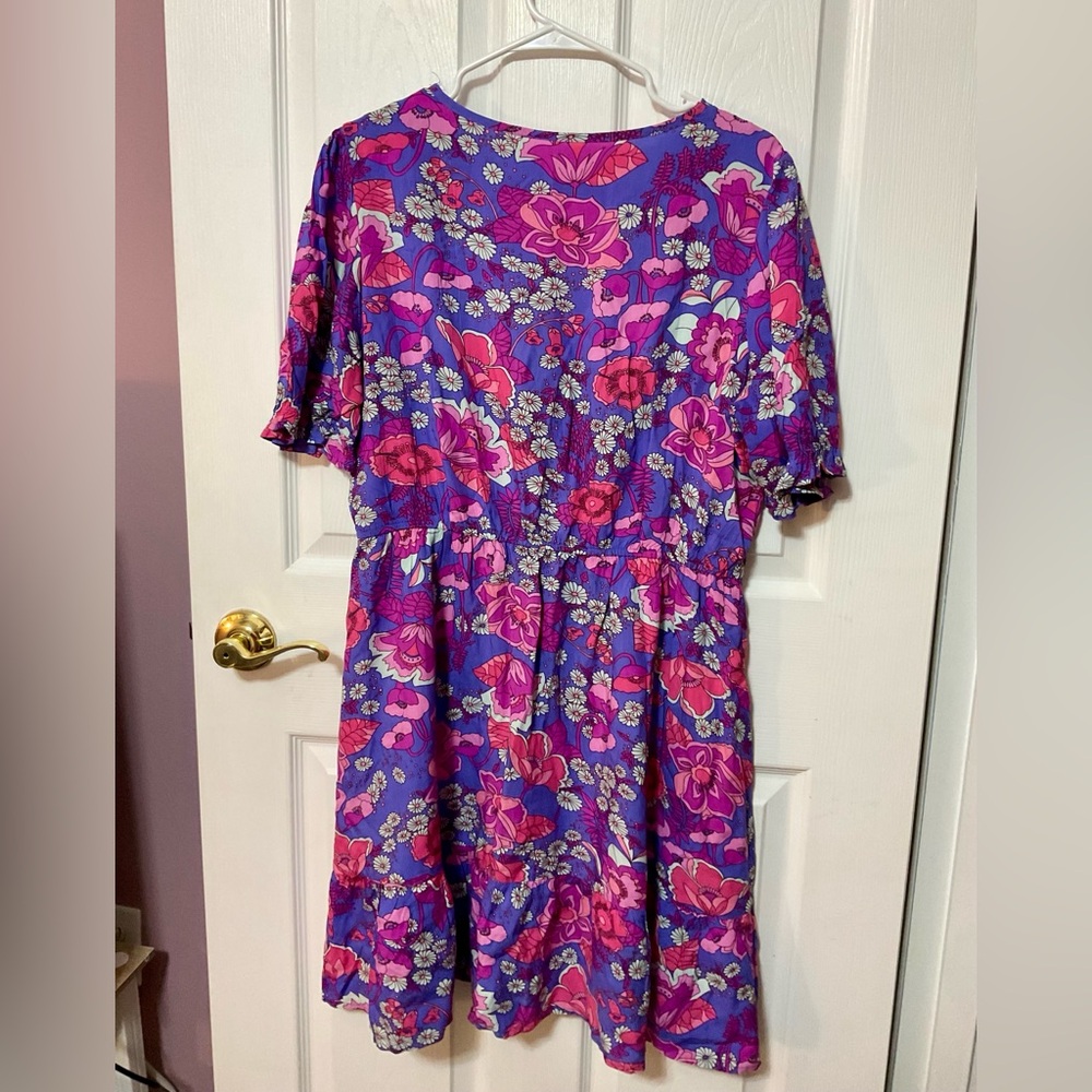 Boutique Dress Extra Large Floral V-Neck Short Sleeve Dress in Purple and Pink - Picture 5 of 5